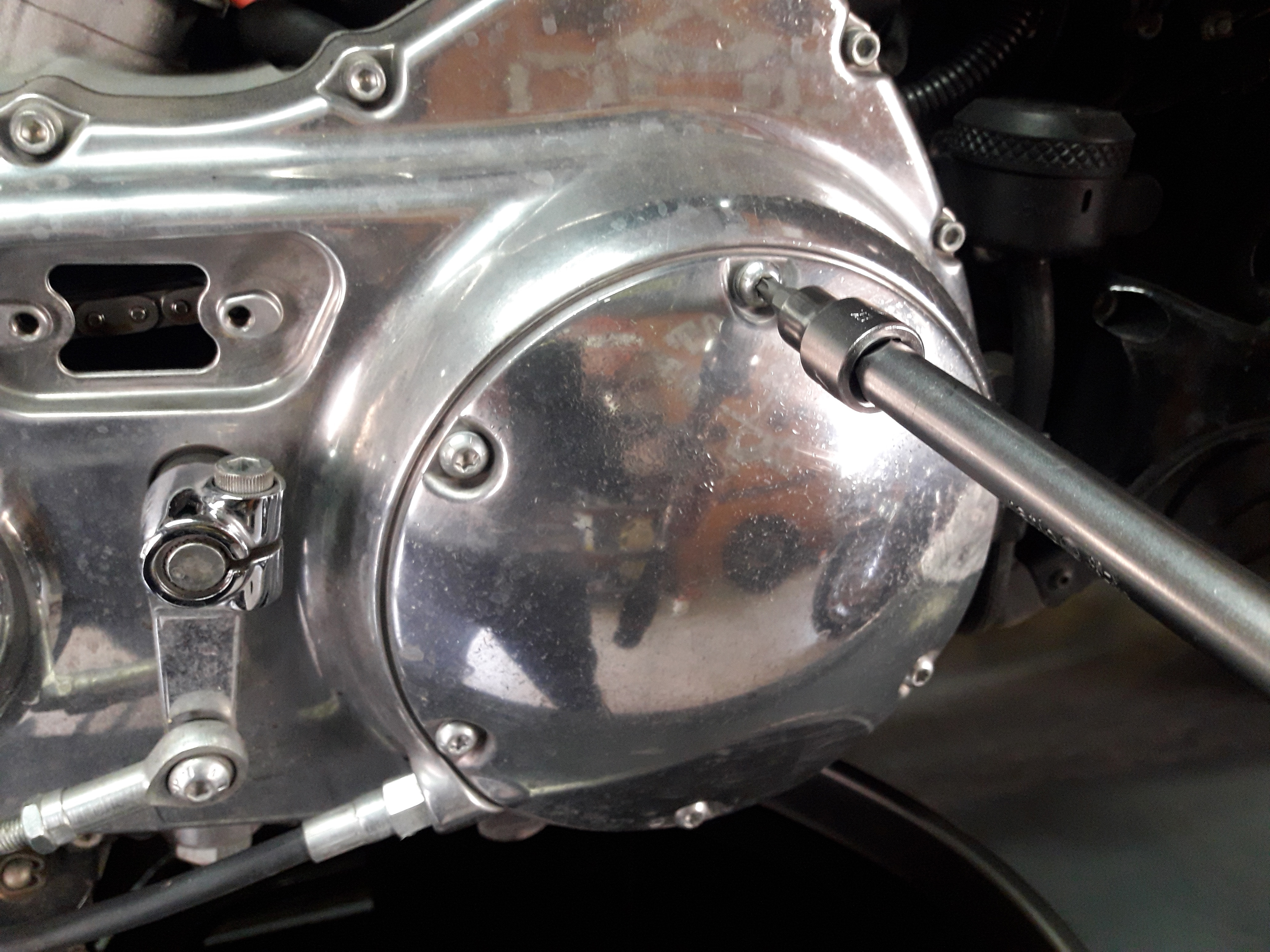  RETIRAR CUBIERTA INSPECCIÓN EMBRAGUE